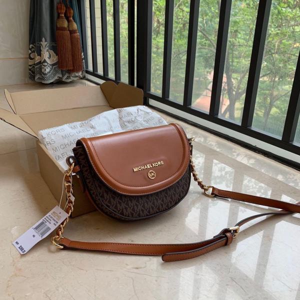Michael Kors jet set charm textured hand bag premium quality with box